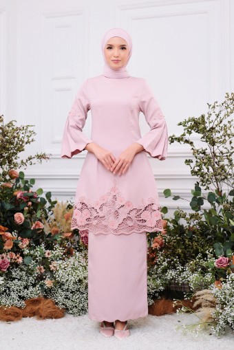 Jaslene Kurung in Dusty Pink