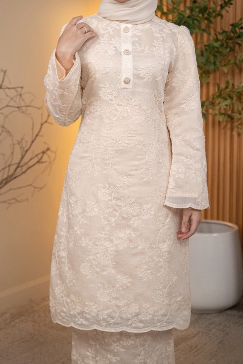 Eliska Kurung in Nude