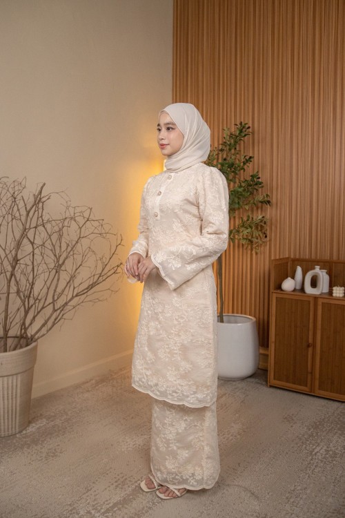 Eliska Kurung in Nude