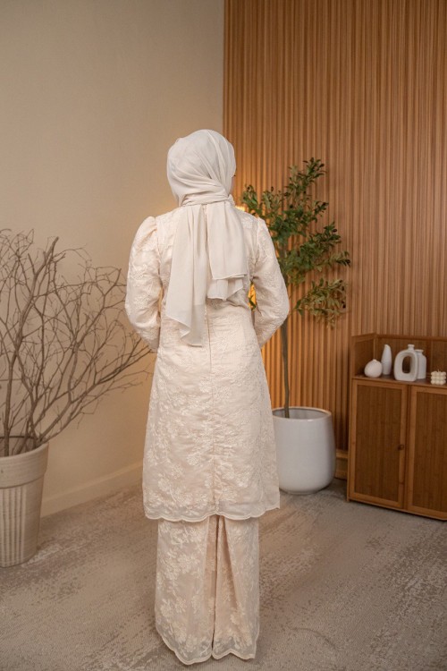 Eliska Kurung in Nude