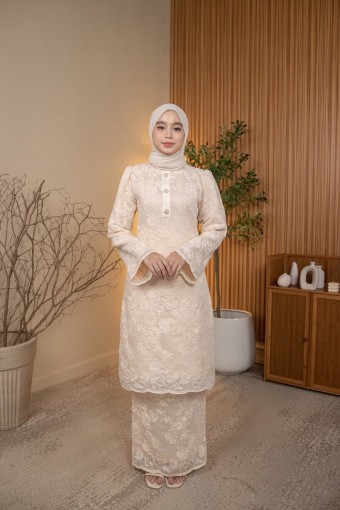 Eliska Kurung in Nude