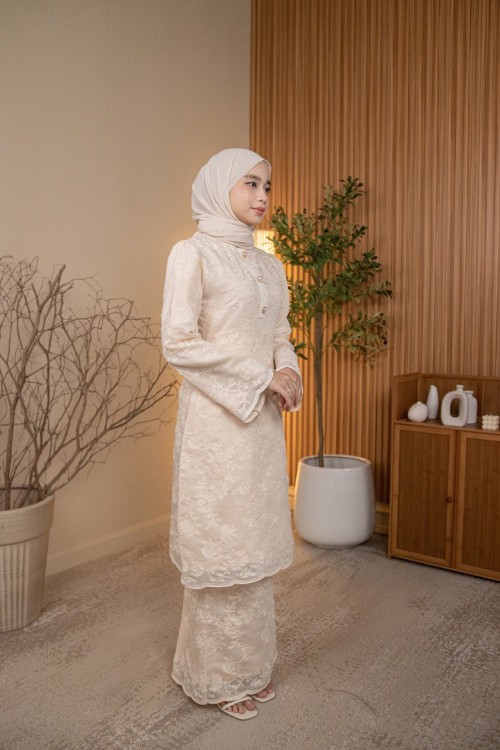 Eliska Kurung in Nude