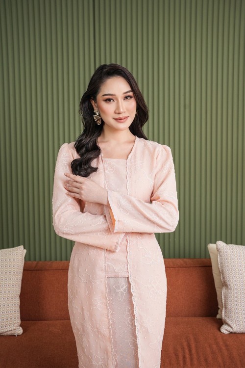 Rania Kurung in Peach