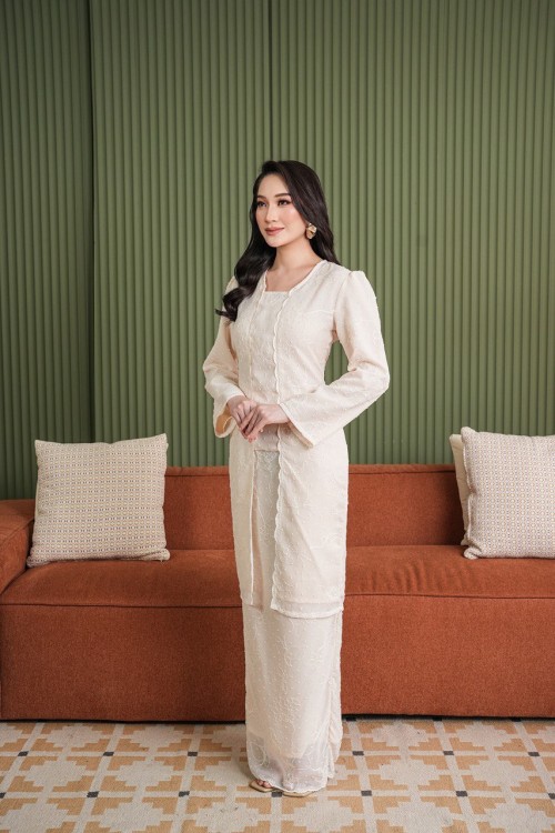 Rania Kurung in Nude