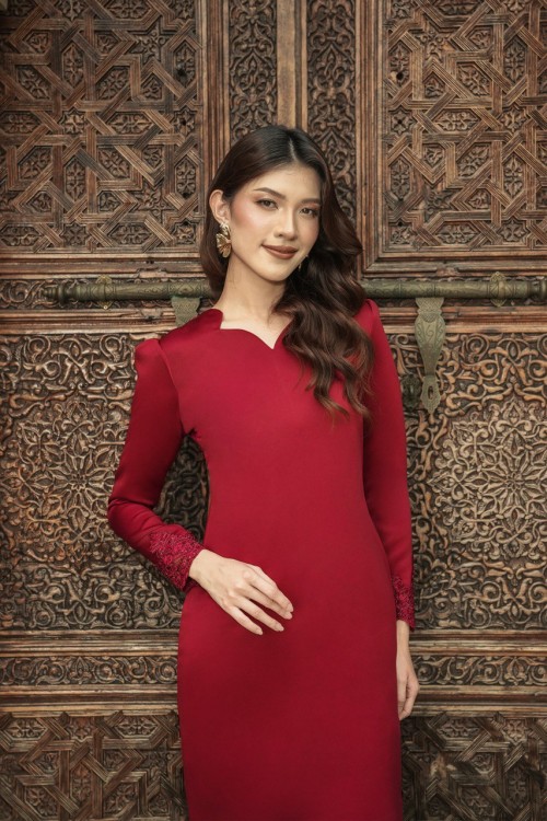 Lily Kurung in Maroon