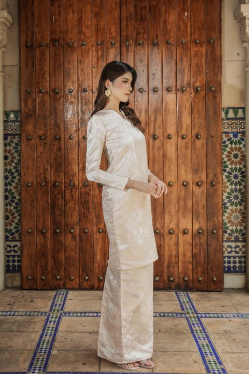 Lauryn Kurung in Peach