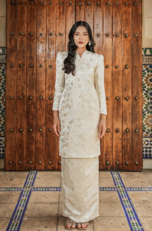 Lauryn Kurung in Nude