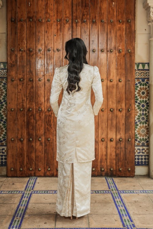 Lauryn Kurung in Nude