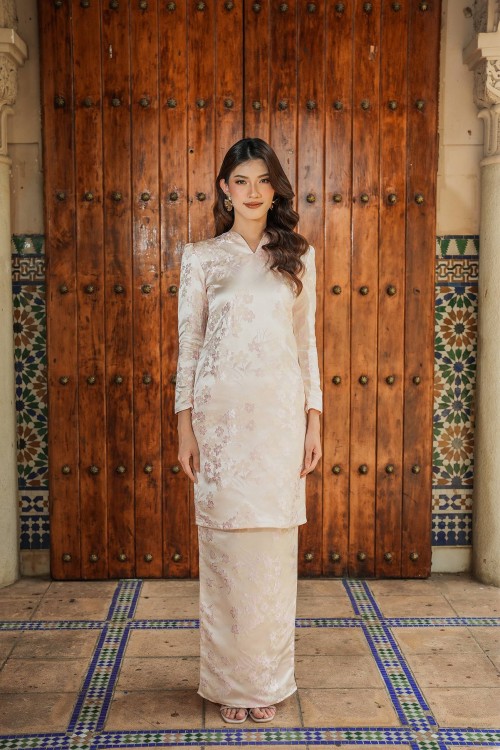 Lauryn Kurung in Peach