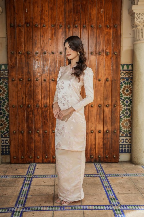 Lauryn Kurung in Peach