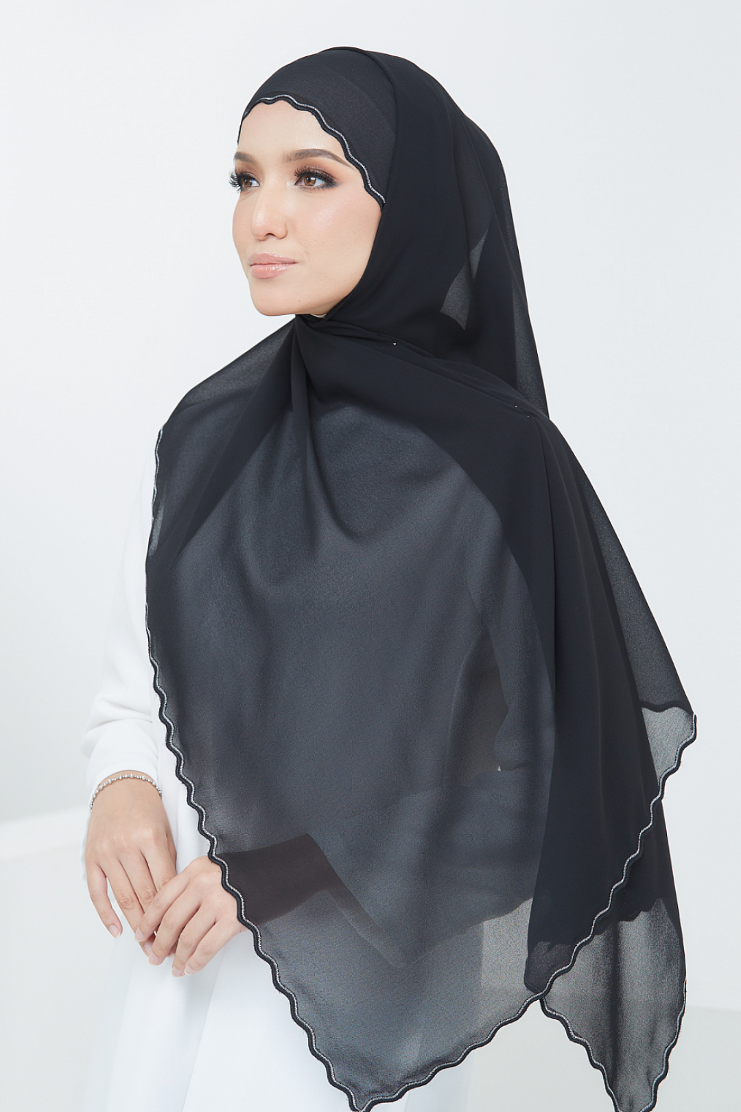 Riffle Embroidery Shawl - Black