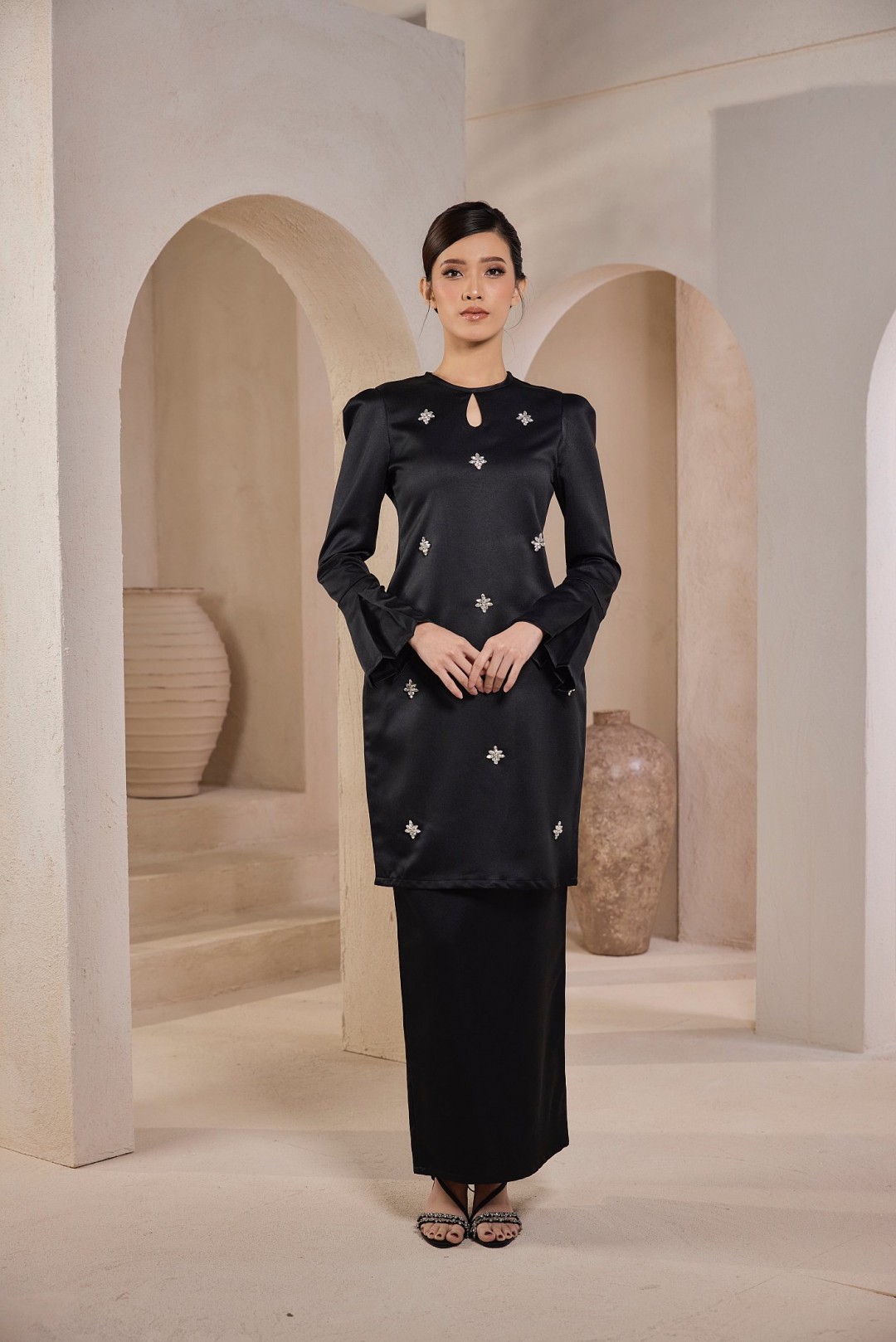 Camellia Kurung in Black