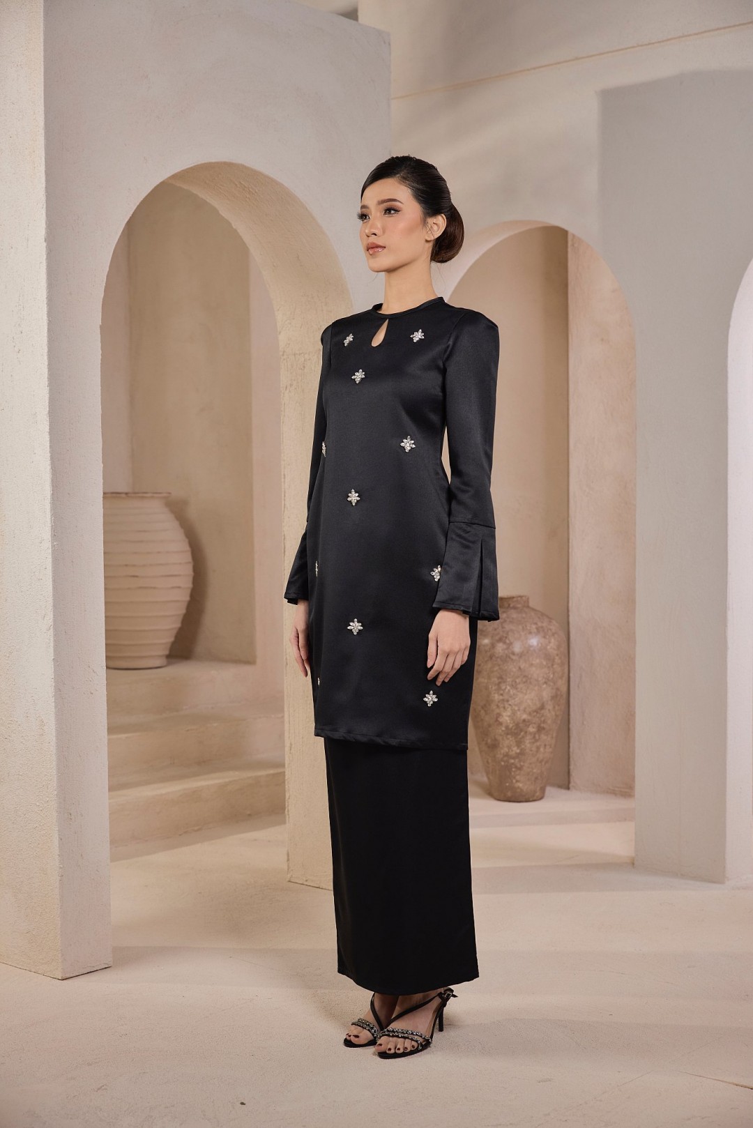 Camellia Kurung in Black
