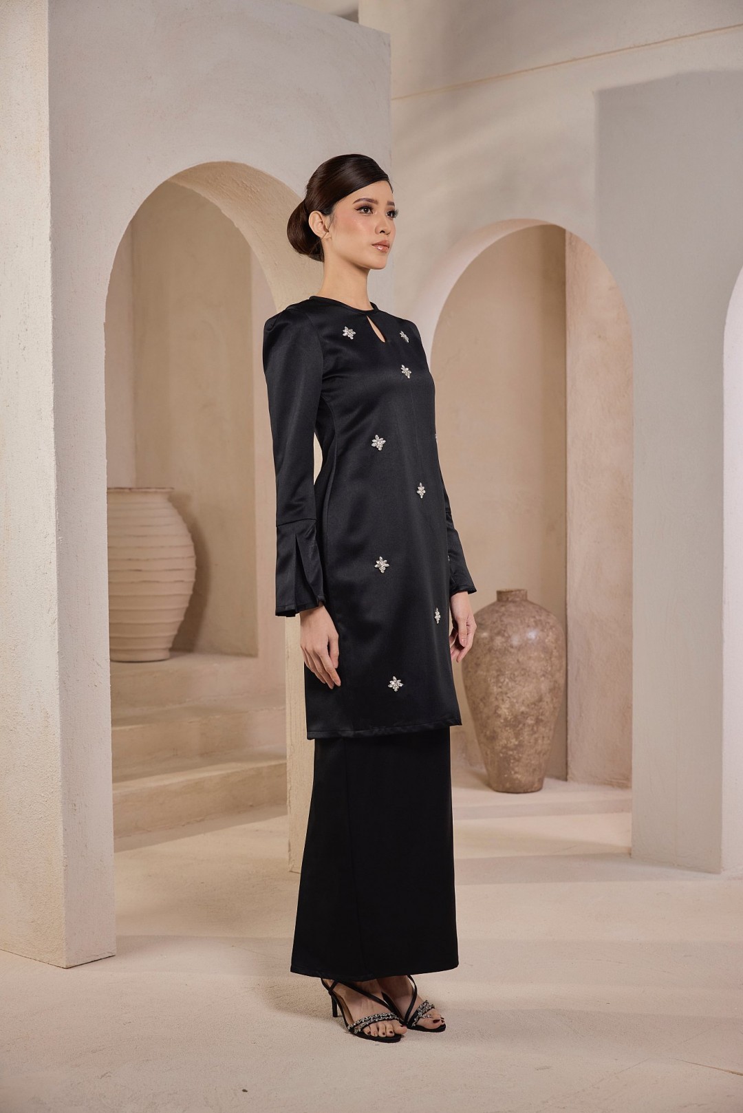 Camellia Kurung in Black