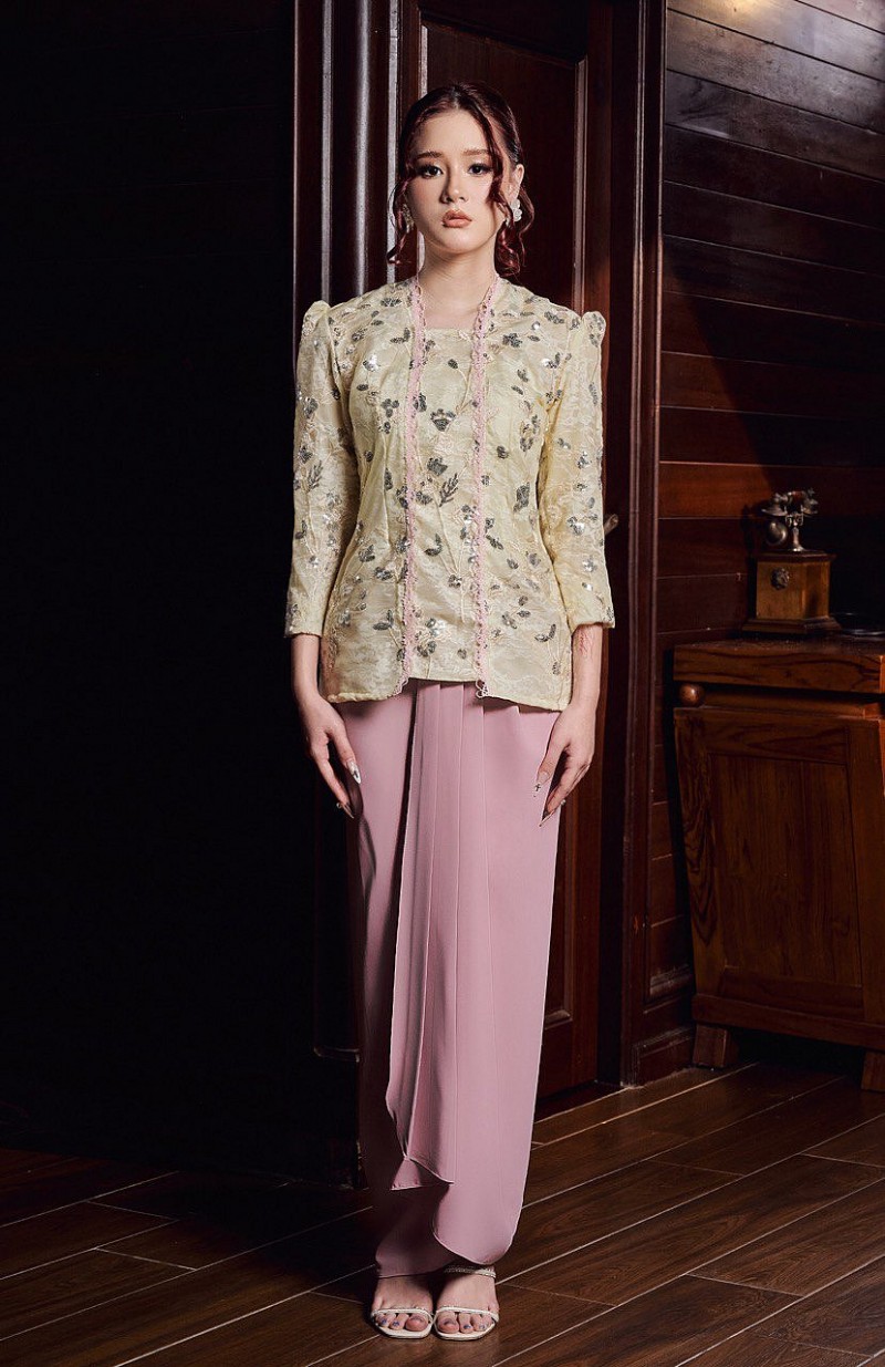 Riana Kebaya in Banana Strawberry