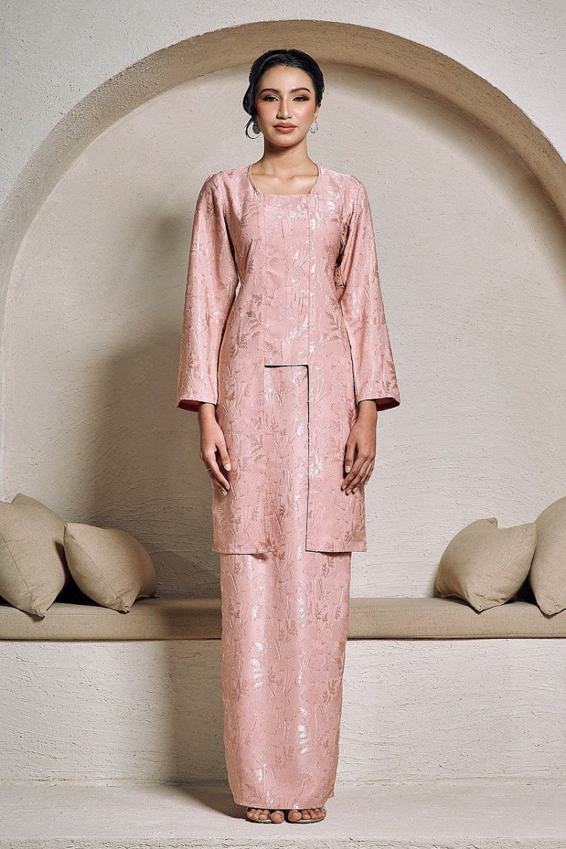 Adelia Kebaya in Salmon Peach