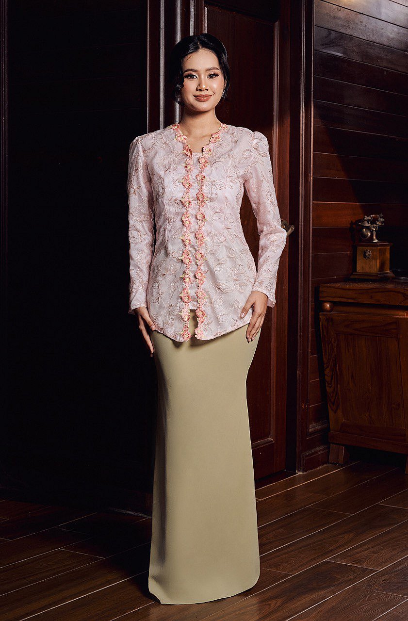 Anggun Kebaya in Pink